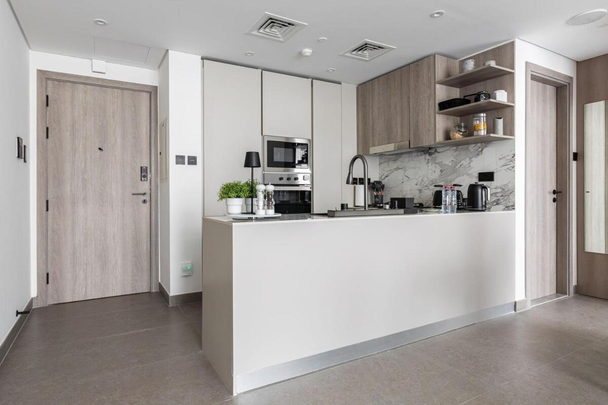 1br With Huge Terrace & Pool Access