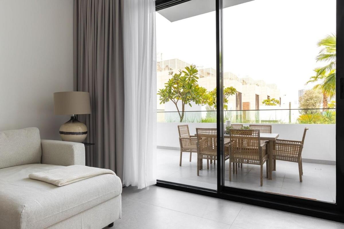 Apartment 1br With Huge Terrace & Pool Access Dubai
